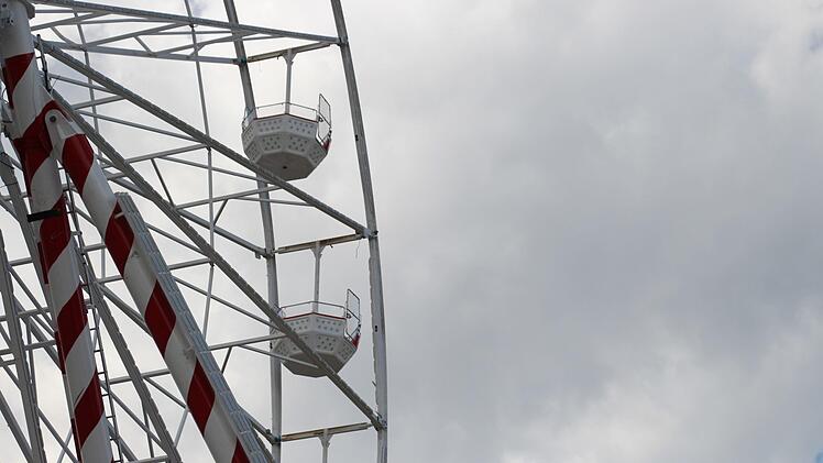 Die Polizei hat das Riesenrad auf dem Gelände des Open Beatz Festivals bei Herzogenaurach,  auf dem am Samstag ein Gast tödlich verunglückt war, gesperrt.  Momentan sei weder von technischem Versagen  noch von Einwirkungen Dritter auszugehen.  Foto: Christian Bauriedel