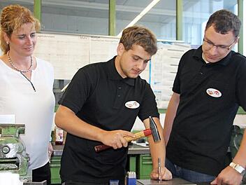 Leonhard Müller (Mitte) will während seiner Ausbildung so viel als möglich lernen und anschließend Maschinen für die Glasproduktion bei den ausländischen Kunden in Betrieb nehmen. Links Firmenchefin Britta Höfer, rechts Ausbilder Michael Herzog Foto: Veronika Schadeck