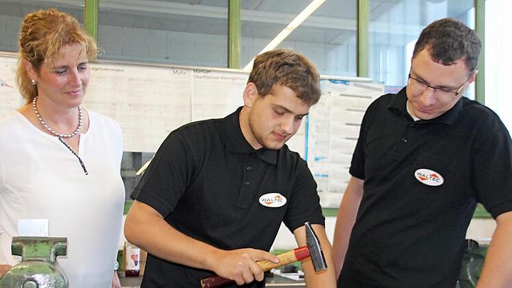 Leonhard Müller (Mitte) will während seiner Ausbildung so viel als möglich lernen und anschließend Maschinen für die Glasproduktion bei den ausländischen Kunden in Betrieb nehmen. Links Firmenchefin Britta Höfer, rechts Ausbilder Michael Herzog Foto: Veronika Schadeck