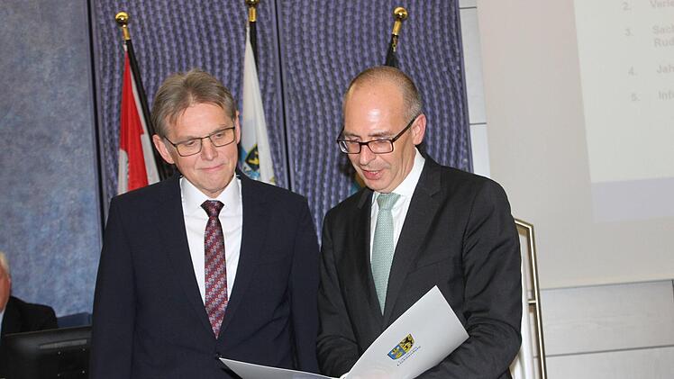 Landrat Christian Meißner überreichte Günter Ebert (links) Ehrenmedaille und Urkunde. Anschließend durfte sich der scheidende Geschäftsleiter in das Goldene Buch des Landkreises eintragen. Foto: Popp
