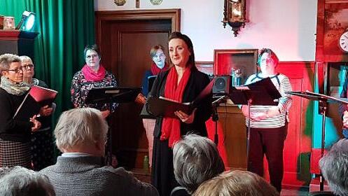 Das Vokalensemble der Musikschule Ebern unter Leitung von Cornelia Schmid (Mitte) gestaltete einen Abend im "Stillen Advent". Am Dienstag, 17. Dezember, ist die Harfenistin Judy Harper zu Gast.