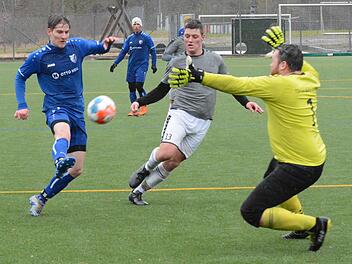 Wetterfest mussten all jene Akteure sein, die sich am Sonntag zum Fußballspielen im Freien trafen. Dem Regen und dem Sturm trotzte auch der FC 06 Bad Kissingen, der auf dem Kunstrasenplatz in Strahlungen mit 6:1 gewann gegen den Rhöner Kreisligisten Wülfershausen. Auf unserem Bild erzielt Alexander Brakk (links) das 2:0. Foto: ssp