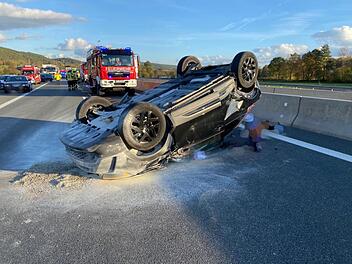 A70 bei Neudrossenfeld: Mehrfach &uuml;berschlagen: Auto &uuml;ber Fahrbahn geschleudert - 30-J&auml;hrige schwer verletzt