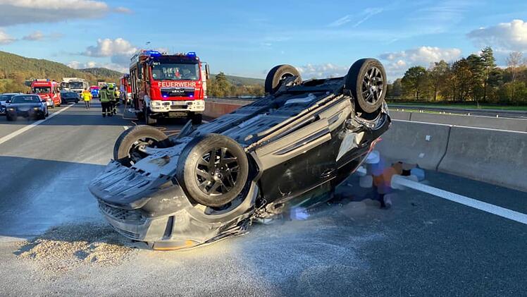 A70 bei Neudrossenfeld: Mehrfach &uuml;berschlagen: Auto &uuml;ber Fahrbahn geschleudert - 30-J&auml;hrige schwer verletzt