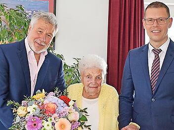 Zum 102. Geburtstag von Gertrud Kurz gratulierten Stiftungsvorstand Marco Schäfer und Heimleiter Jürgen Schmidbauer.