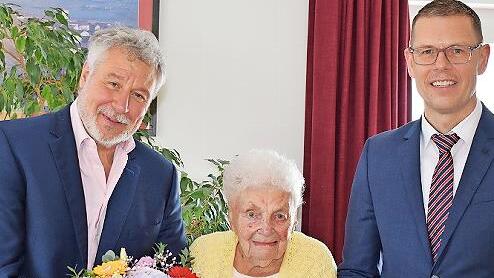 Zum 102. Geburtstag von Gertrud Kurz gratulierten Stiftungsvorstand Marco Schäfer und Heimleiter Jürgen Schmidbauer.