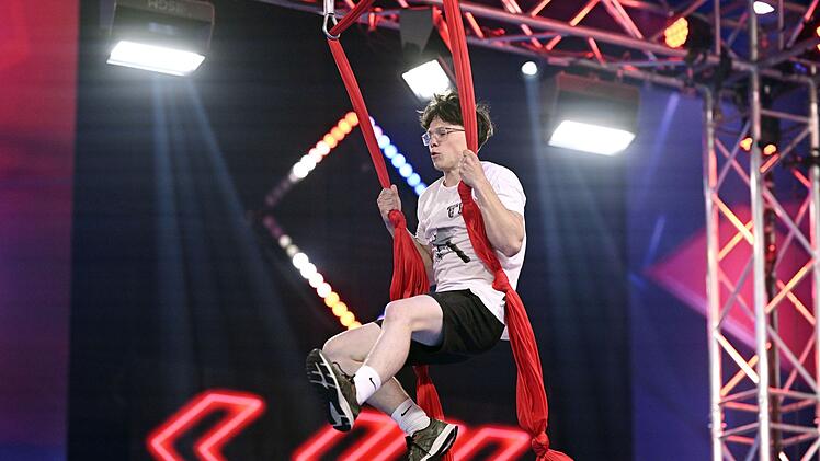 Thorben Lerch ist 17, aber trotzdem Ur-Ninja, denn er war schon bei der ersten Staffel von "Ninja Warrior Germany Kids" dabei. 2024, als er endlich alt genug für "die Großen" war, scheiterte er im Halbfinale wegen eines Leichtsinnsfehlers. Diesmal bleibt er durchgehend konzentriert. Der verdiente Lohn: Er schafft es bis zum Buzzer und wird Tagesdritter.