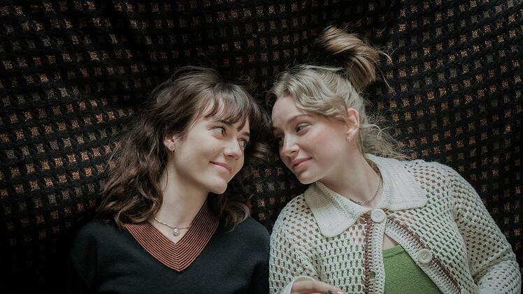 Fr&ouml;hlich mit Joint: Friederike (Marie Louise Albertine Becker, links) und Dorli (Carlotta B&auml;hre) genie&szlig;en den Rausch.