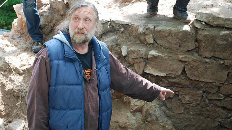 Joachim Zeune ist in seinem Element: Er geht den Geheimnissen der Burgruine Zabelstein auf den Grund und findet Spannendes heraus.