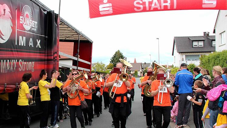 Die Adelsdorfer Musikanten marschieren musizierend durchs Ziel.