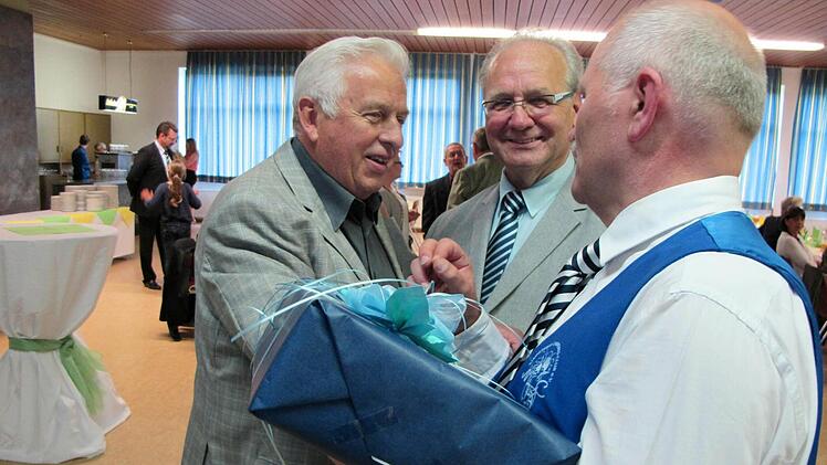 Auch der Weismainer Bauunternehmer Alois Dechant (links) zählte zu den Gratulanten von Wolfgang Hartmann, der 70 Jahre alt geworden war. Mit auf dem Bild ist auch der Zeremonienmeister des MCC, Werner Friedlein.
