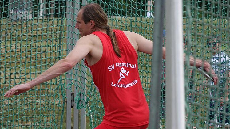 Ewald Brand (SV Ramsthal) wurde Zweiter im Diskuswurf der Aktiven. Der 43-Jährige verzichtete wie einige andere Athleten auch auf die Seniorenmeisterschaften zu Gunsten der Veranstaltung im Sportpark.