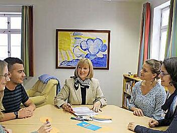 Regina Knape im Gespräch mit dem schulpsychologischen Nachwuchs: Katharina Winkler, Ingo Seifert, Clara Stumpter und Susanne Zagel.