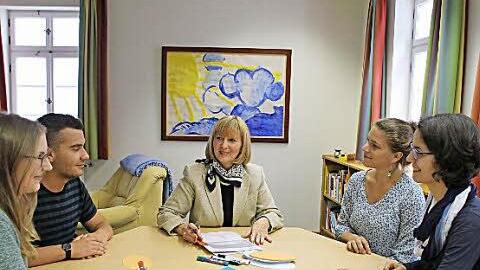Regina Knape im Gespräch mit dem schulpsychologischen Nachwuchs: Katharina Winkler, Ingo Seifert, Clara Stumpter und Susanne Zagel.