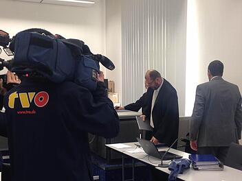 Das öffentliche Interesse am Chefarzt-Prozess wächst wieder. An Prozesstag Nummer 30 waren nicht nur mehr Medienvertreter, sondern auch zahlreiche Zuschauer im Landgericht anwesend. Das Foto zeigt Heinz W. (rechts) und seinen Verteidiger Dieter Widmann. Foto: Anna Lienhardt