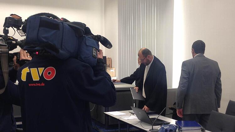 Das öffentliche Interesse am Chefarzt-Prozess wächst wieder. An Prozesstag Nummer 30 waren nicht nur mehr Medienvertreter, sondern auch zahlreiche Zuschauer im Landgericht anwesend. Das Foto zeigt Heinz W. (rechts) und seinen Verteidiger Dieter Widmann. Foto: Anna Lienhardt