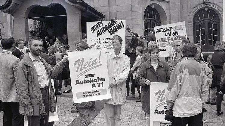 Die Gegner begleiteten die Anhörungen mit ihren Protestaktionen. Foto: Archiv Saale-Zeitung