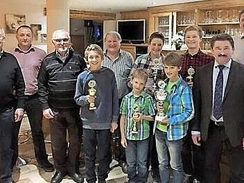 Beim Kleintierzuchtverein Weißenbrunn wurden die Vereinsmeister und Jugendmeister geehrt (v. l.): Bernd Oßmann, stellvertretender Vorsitzender Marco Oßmann, Erwin Limmer, Niklas Schwarz, Dieter Schmidt, Benedikt Oßmann, Marc Bauer, Maximilian Oßmann, Max Ruppert, Fritz Bauer und Vorsitzender Klaus Ruppert.  Foto: Marion Ruppert