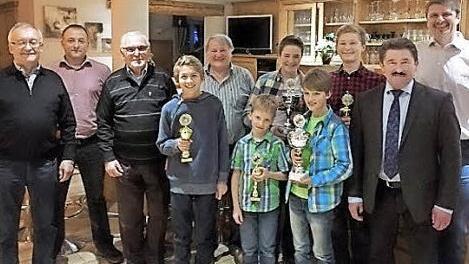 Beim Kleintierzuchtverein Weißenbrunn wurden die Vereinsmeister und Jugendmeister geehrt (v. l.): Bernd Oßmann, stellvertretender Vorsitzender Marco Oßmann, Erwin Limmer, Niklas Schwarz, Dieter Schmidt, Benedikt Oßmann, Marc Bauer, Maximilian Oßmann, Max Ruppert, Fritz Bauer und Vorsitzender Klaus Ruppert.  Foto: Marion Ruppert