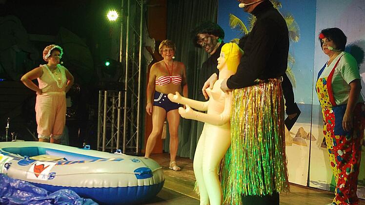 Die Kreuzfahrerinnen Liane Vetter, Silke Neubauer und Michaela Lüttke trieben nach einem Schiffsunglück der Aida in ihrem Paddelboot alleine auf hoher See. Foto: Heike Schülein