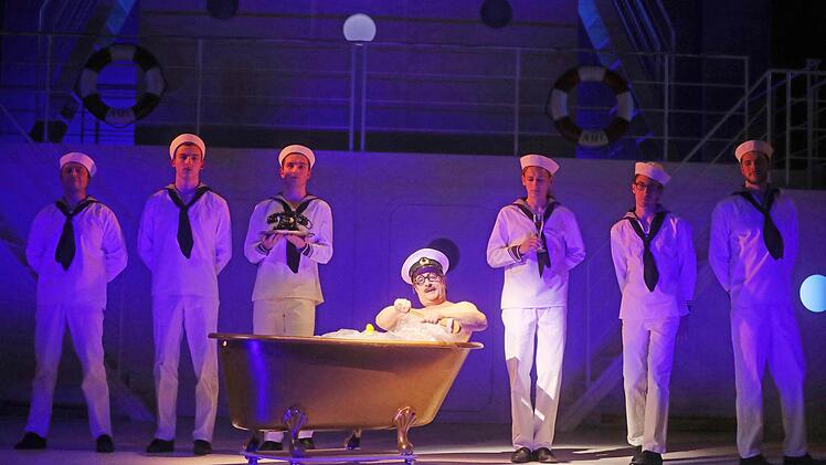 Schwungvolle Premiere: Reichlich Beifall gab es für die Neuinszenierung von "Anything Goes" am Landestheater Coburg. Foto: Henning Rosenbusch