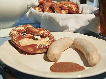 Welcher Senf zur Weißwurst, welcher zu anderen Wurstspezialitäten? Die Vorlieben der Genießer gehen da oft weit auseinander.  Foto: Guido Meisenheimer dpa