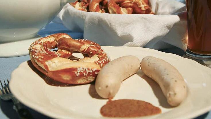 Welcher Senf zur Weißwurst, welcher zu anderen Wurstspezialitäten? Die Vorlieben der Genießer gehen da oft weit auseinander.  Foto: Guido Meisenheimer dpa