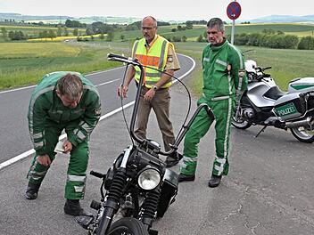 Anhalten, hieß es für insgesamt 116 Kradfahrer am Donnerstag am Hambach bei Untermerzbach.  Fotos:  Helmut WIll