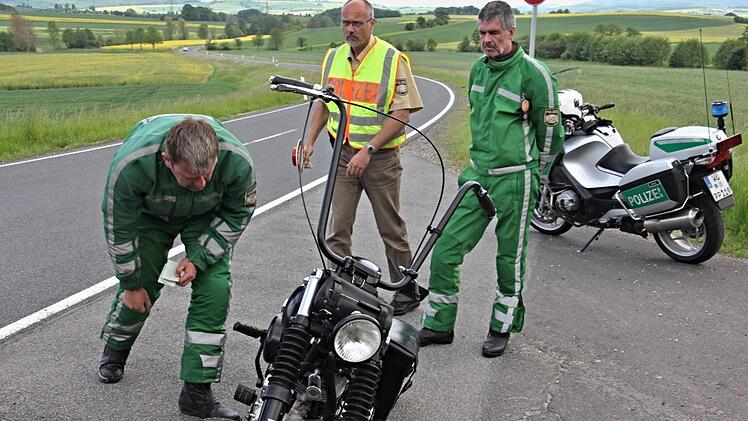 Anhalten, hieß es für insgesamt 116 Kradfahrer am Donnerstag am Hambach bei Untermerzbach.  Fotos:  Helmut WIll