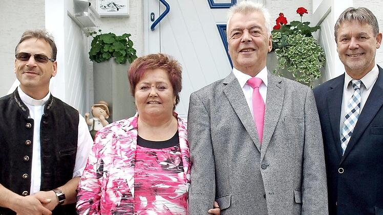 Das Jubelpaar Maria und Ludwig Deuerling (Mitte) freute sich über die Glückwünsche von Pfarrer Richard Reis (links) und Bürgermeister Gerhard Wunder.  Foto: Susanne Deuerling
