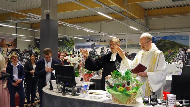 Pfarrer Martin Gundermann und Domkapitular Thomas Teuchgräber  stellten  das "Bike Center Dressel"  unter de Segen Gottes. Foto: Heike Schülein