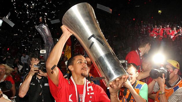 Brian Roberts stemmt am 18. Juni 2011 die Meistertroph&auml;e in die H&ouml;he. Insgesamt holte der am 3. Dezember 32 Jahre alt gewordene Scharfsch&uuml;tze von 2010 bis 2012 dreimal das Double in Freak City. Foto: sportpress