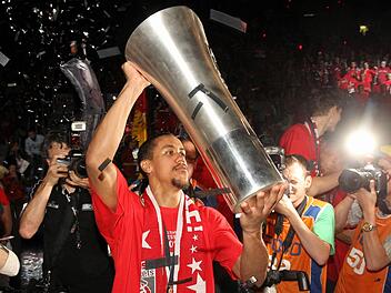 Brian Roberts stemmt am 18. Juni 2011 die Meistertrophäe in die Höhe. Insgesamt holte der am 3. Dezember 32 Jahre alt gewordene Scharfschütze von 2010 bis 2012 dreimal das Double in Freak City. Foto: sportpress