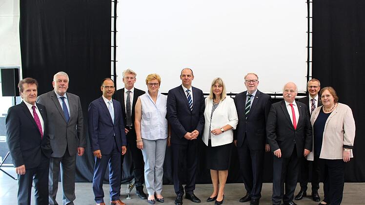 Ros-Geschäftsführer Steffen Tetzlaff (Mitte) mit den Ehrengästen.Foto: Ulrike Nauer