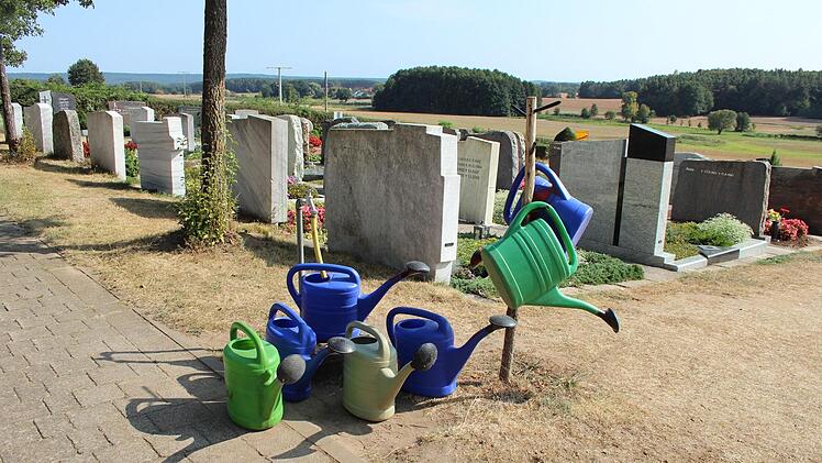 Derzeit arbeitslos: Die Gießkannen am Friedhof Zentbechhofen harren der Dinge.  Foto: Karina Brock