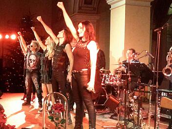 Die Produktion "Musical Night in Concert" gastierte im Kursaal des Staatsbades. Fünf Vokalsolisten und sechs Musiker präsentierten eine Show mit Gesang, Tanz und fantasievollen Kostümen. Der sprichwörtliche Funke zum Publikum sprang schon nach kurzer Zeit über. Foto: Rolf Pralle