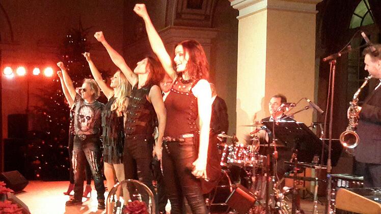 Die Produktion "Musical Night in Concert" gastierte im Kursaal des Staatsbades. Fünf Vokalsolisten und sechs Musiker präsentierten eine Show mit Gesang, Tanz und fantasievollen Kostümen. Der sprichwörtliche Funke zum Publikum sprang schon nach kurzer Zeit über. Foto: Rolf Pralle