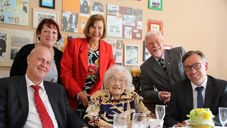 Charlotte Neumann (Mitte) feierte ihren 100. Geburtstag mit ihrer Familie, Sohn Frank (2. v. r.), Schwiegertochter Kirsten (4. v. r.), Centrumsleiterin Johanna Auerbeck (2. v. l.), Bürgermeister Gerald Brehm (l.) und Landrat Alexander Tritthart (r.). Foto: Franziska Rieger