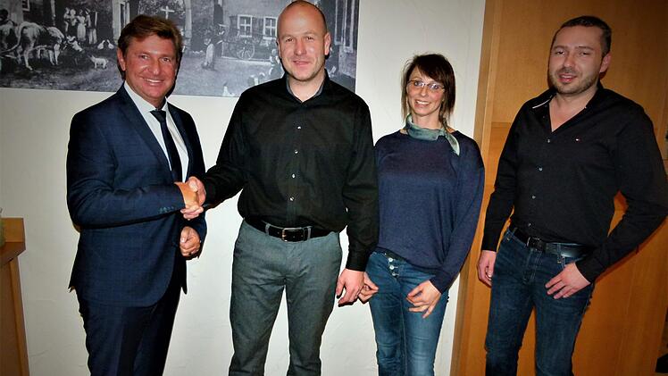 FW-Kreisvorsitzender Rainer Ludwig (links) gratuliert Jochen Trier zur Nominierung als Bürgermeisterkandidat der Freien Wähler Wirsberg. Weiter nach rechts Ehefrau Susanne und FW-Ortsverbandsvorsitzender Benjamin Schubert.  Foto: Werner Reißaus