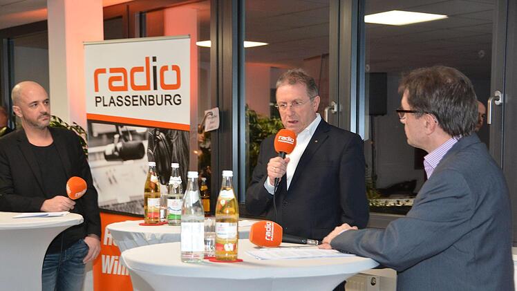 OB und CSU-Kandidat Henry Schramm stellte sich den kritischen Franken von Markus Weber (links) und Alexander Müller.<<<Foto: Dagmar Besand