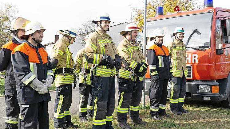 Prüflinge der Feuerwehren Kunreuth und Ermreus bestanden in drei Gruppen die Leistungsprüfung Wasser.