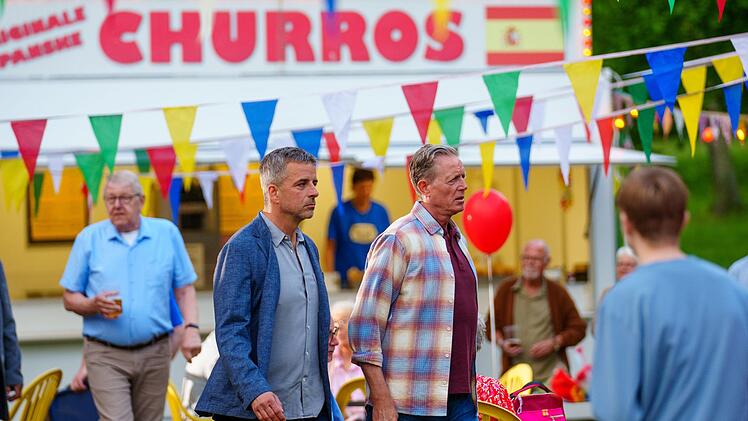 Bereits in der ersten Folge wird es einen ungewöhnlichen Tatort geben. Inmitten eines Vergnügungsparks wurde ein Schausteller erschossen. Dan Sommerdahl (Peter Mygind) und Flemming Torp (André Babikian links) ermitteln.
