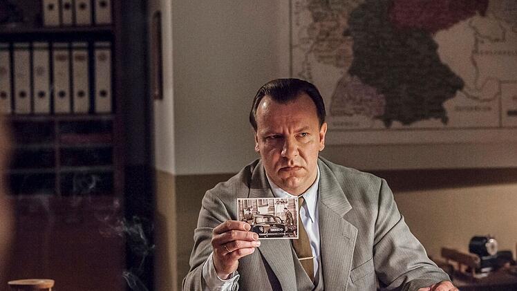 Bundesnachrichtendienst-Mitarbeiter  Kunze (Roland Kukulies) setzt Joachim Hell als Spitzel auf Fritz Bauer an.