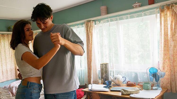 Mit seiner Freundin Rosa (Jamilah Bagdach) verbringt Anton (Levy Rico Arcos) entspannte Stunden in seiner Gartenlaube, die dem jungen Paar als feste Wohnung dient.