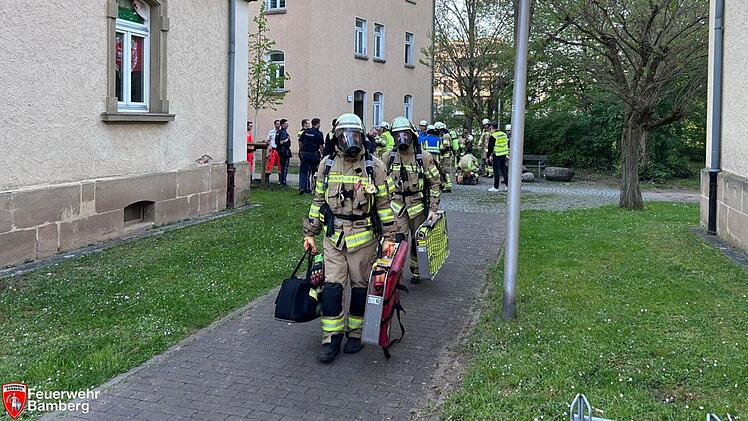 Nachbarn bewahren Wohnung vor Flammen - Feuerwehr l&ouml;scht Kochtopf