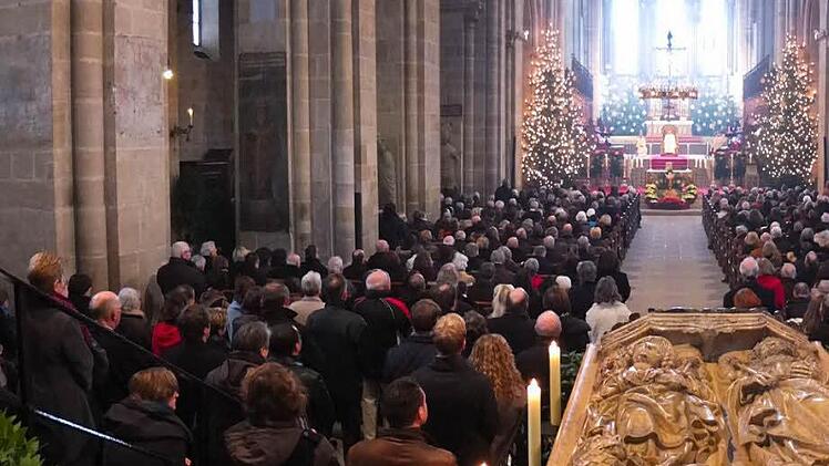 Ein Blick durch den Bamberger Dom, der an Weihnachten wieder gut gefüllt war. Erzbischof Ludwig Schick forderte dazu auf, auf die Bedürfnisse und Würde von Kindern zu achten.