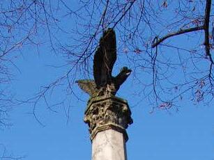 Das Kriegerdenkmal am Ernstplatz mit dem markanten Adler auf der Spitze muss dringend saniert werden. Fotos: CT-Archiv