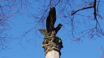 Das Kriegerdenkmal am Ernstplatz mit dem markanten Adler auf der Spitze muss dringend saniert werden. Fotos: CT-Archiv