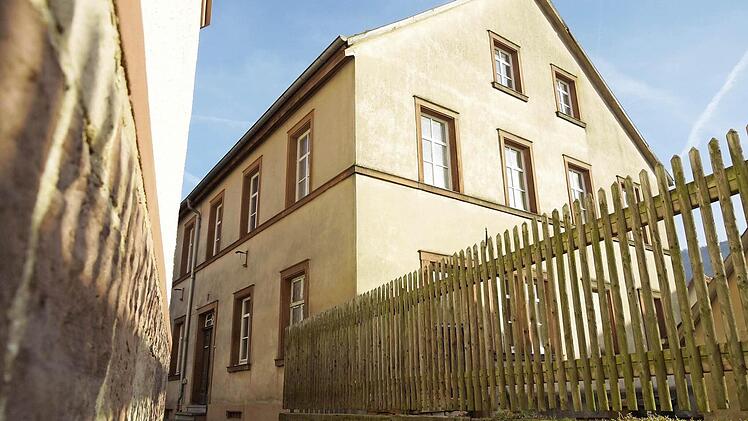 Die Alte Schule in Untererthal wird renoviert. Fotos: Arkadius Guzy