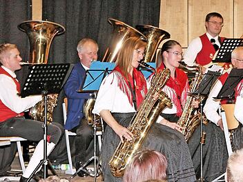 Die Stadtkapelle Münnerstadt und die Trachtenkapelle Burghausen gaben ein gemeinsames Konzert in der Aula des Gymnasiums. Bei ihrem gemeinsamen Auftritt zum Schluss wurde es angesichts der vielen Musiker etwas eng auf der Bühne.  Fotos: Dieter Britz